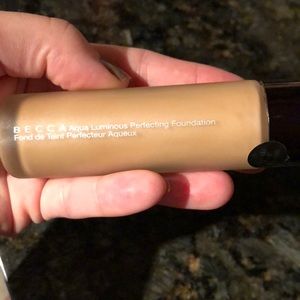 Becca aqua luminous foundation beige